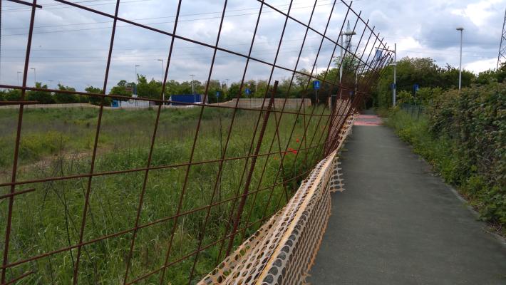 Rete pericolante lungo il vialetto ciclopedonale vicino a via Martiri delle foibe nel quartiere Molinetto