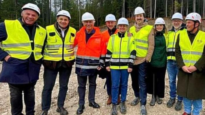 Il ministro Abodi ispeziona i lavori per la pista di bob di Cortina: "Siamo in anticipo sulla tabella di marcia"