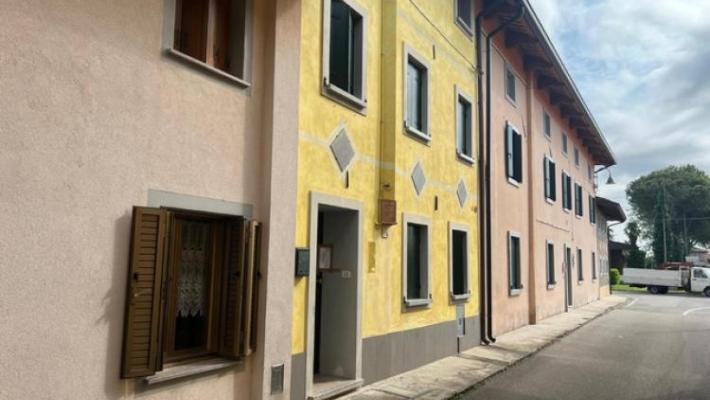 Donna uccide uomo con forbici e gli lancia acido sul volto