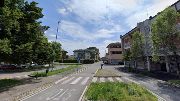 Ferisce gravemente, accoltellandola, la convivente e appicca il fuoco, poi fugge. Ricercato un 66enne