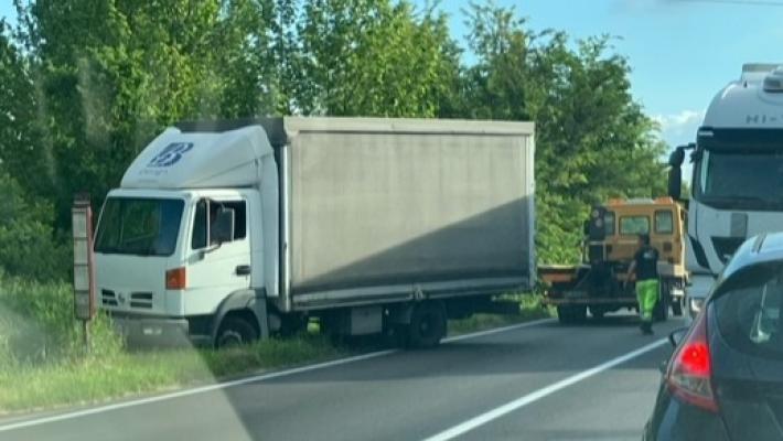Camioncino fuori strada in via Mantova: molte code per le operazioni di soccorso