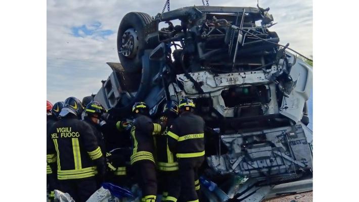 Camion con acido travolge auto, un morto e 7 intossicati