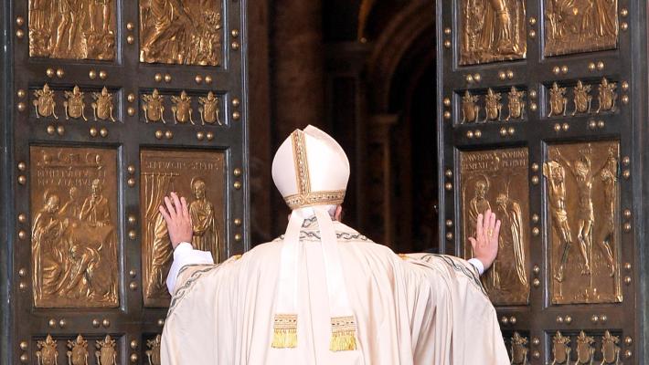 Il Papa indice l'Anno santo 2025 e chiede amnistie e condoni di pena: "aprirò una Porta Santa in un carcere"