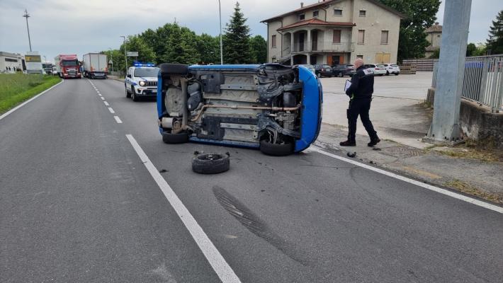 Auto si ribalta in mezzo alla strada: paura, danni ma ferite lievi per il conducente