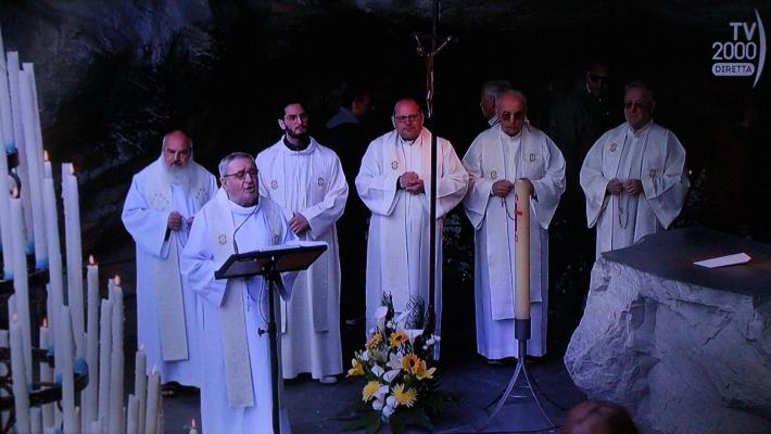 Don Renato recita il rosario in diretta da Lourdes in diretta su Tv2000