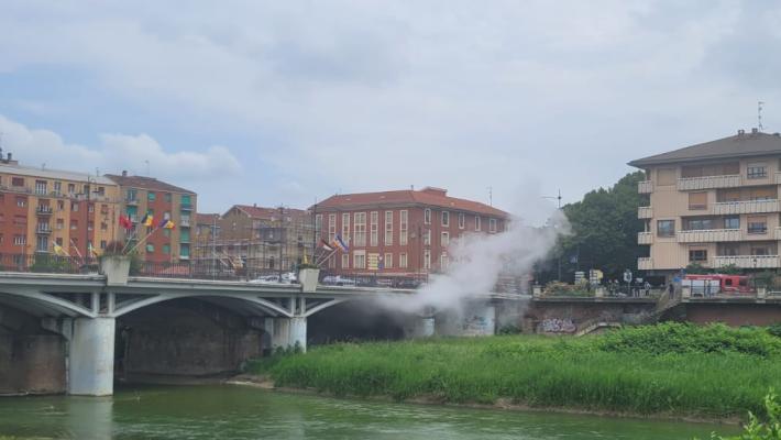 Incendio sotto il Ponte delle Nazioni 