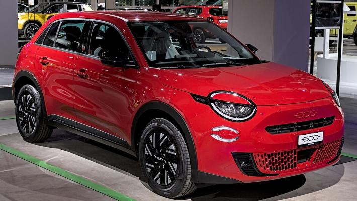 Stellantis rimuove il tricolore  anche dalla Fiat 600 fatta in Polonia