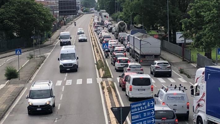 Frontale tra un'auto e un camion in via Emilio Lepido, un ferito grave. Traffico bloccato
