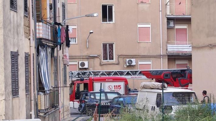 Accoltella moglie e i due figli e si barrica in casa: i due fratellini sono in gravi condizioni