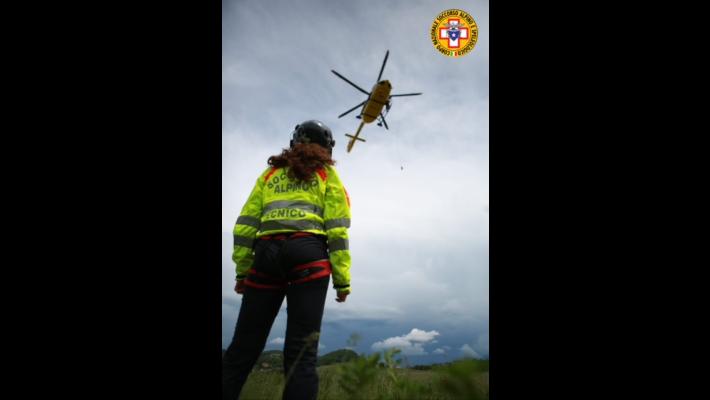Motociclista precipita in una scarpata nel Piacentino: è grave