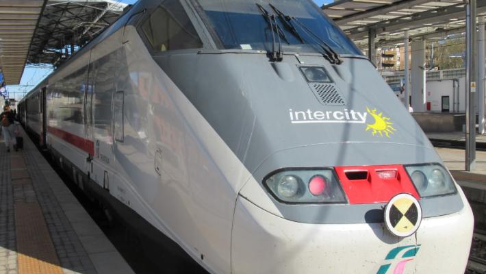 Alle 6.51 un Intercity per Rimini e Riccione (diretto a Lecce). Dal 9 giugno, con l’orario estivo