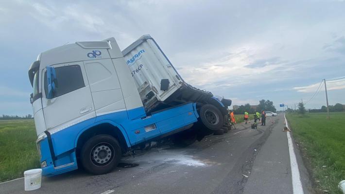 Un tir esce di strada e si ribalta in via Burla. La strada resta chiusa almeno fino alle 23