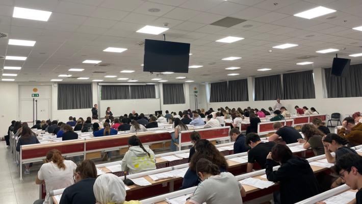 Niente più quiz per l'accesso a Medicina, Odontoiatria e Veterinaria: la Camera approva la riforma 