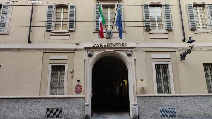 Non paga il conto al ristorante e ruba il cellulare alla titolare: denunciato 34enne
