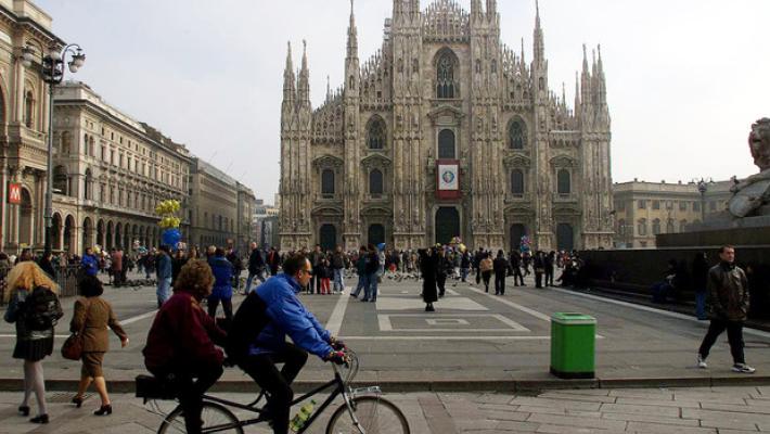 Cade da scale di un locale in piazza Duomo a Milano, in coma
