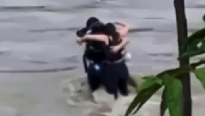 Bambina chiama il 112: "Il papà sta picchiando la mamma", arrestato