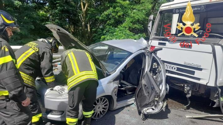 Auto in panne colpita da furgone, un morto e 2 feriti sulla A2