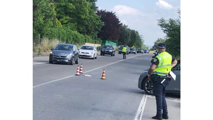 Incidente in via Traversetolo: coinvolti un pedone e una moto 