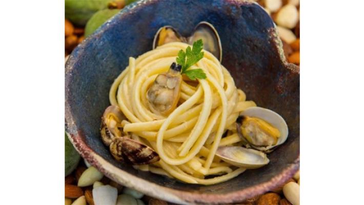 Linguine con latte di mandorla  e vongole