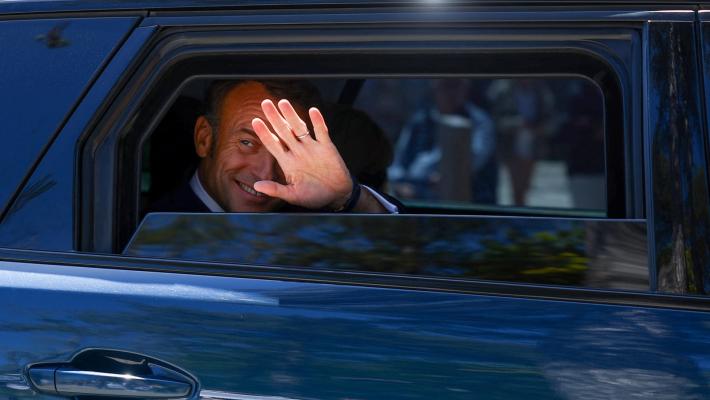 Francia, stravince il partito di Le Pen, Macron crolla: 16 punti tra l'estrema destra e il partito di governo. Il presidente parla alla Nazione