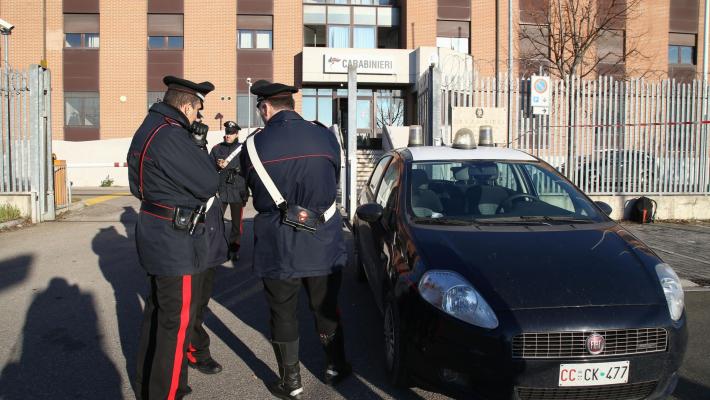 Va in caserma con il cadavere della moglie in auto: arrestato per omicidio dai carabinieri di Modena