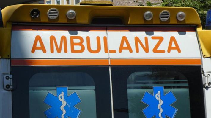 Appicca il fuoco alla casa con i familiari, gravi due bimbi 