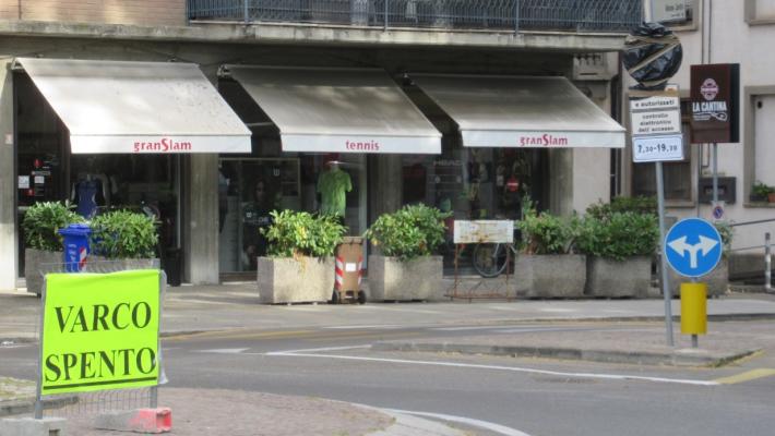 Corsia preferenziale di via Zarotto: «varco spento» per i lavori in via Torelli. E c’è (finalmente) il cartello «7.30-19.30»
