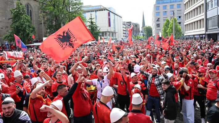  Euro24: fermati 50 tifosi italiani con coltelli e bombe carta 