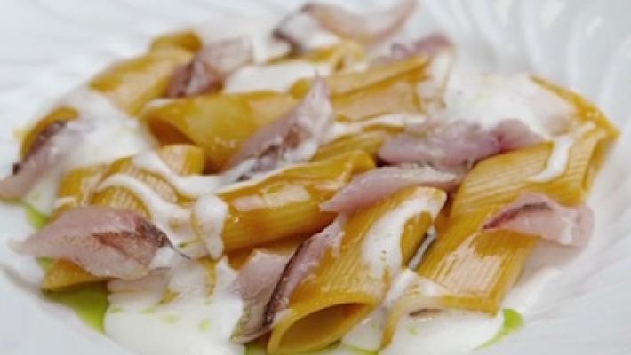 Pennone in brodetto, suro scottato e salsa d'aglio 