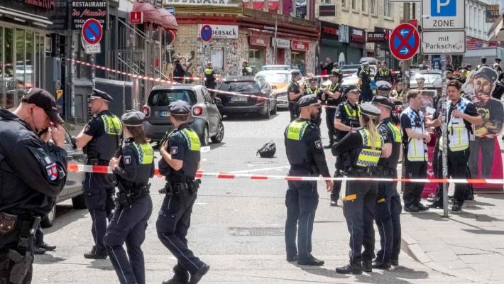 Paura ad Amburgo, la polizia spara a un uomo con un piccone ed una molotov