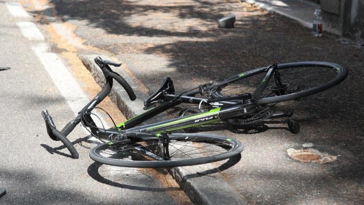 Non si ferma all'alt e travolge 3 ciclisti della Dolomiti Race