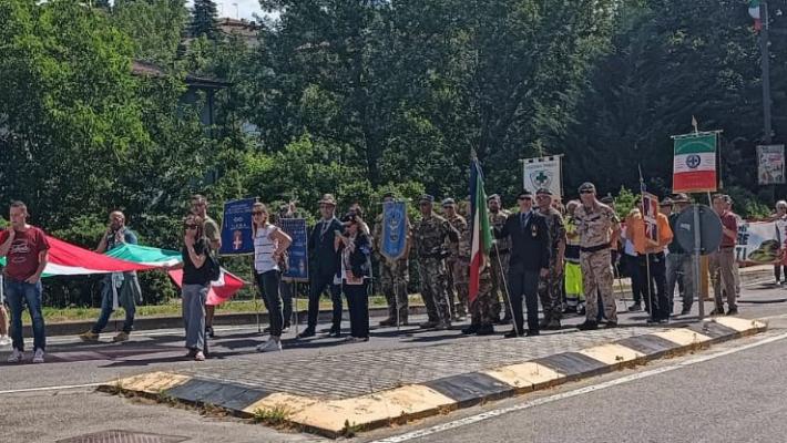 Il grande abbraccio della popolazione alle penne nere 