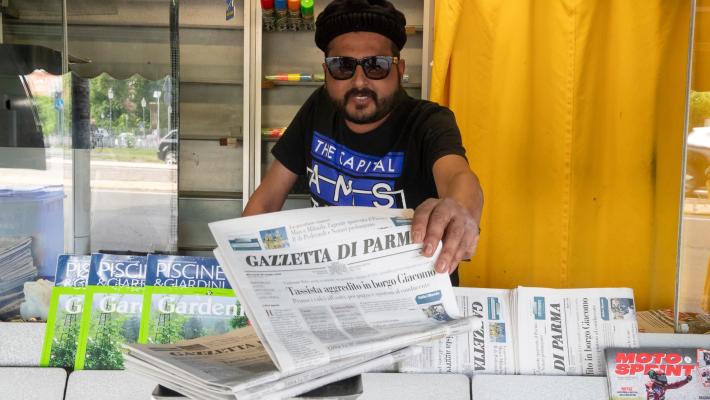 Dal Pakistan a Parma: così rinasce l'edicola di piazzale Fiume