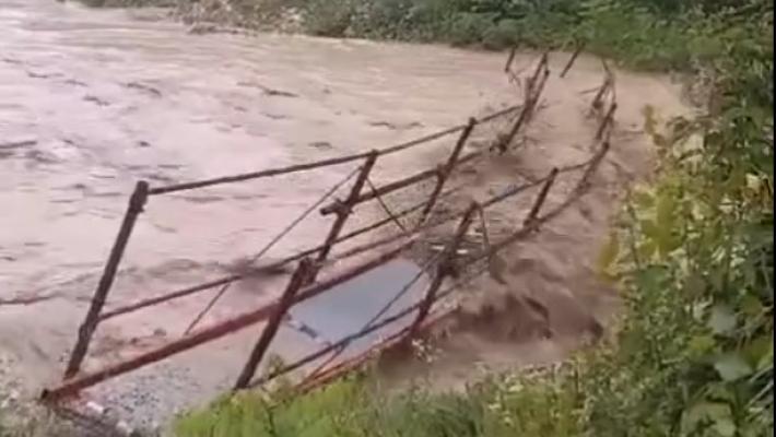 Ozzanello: la furia dell'acqua porta via una passerella - Video 