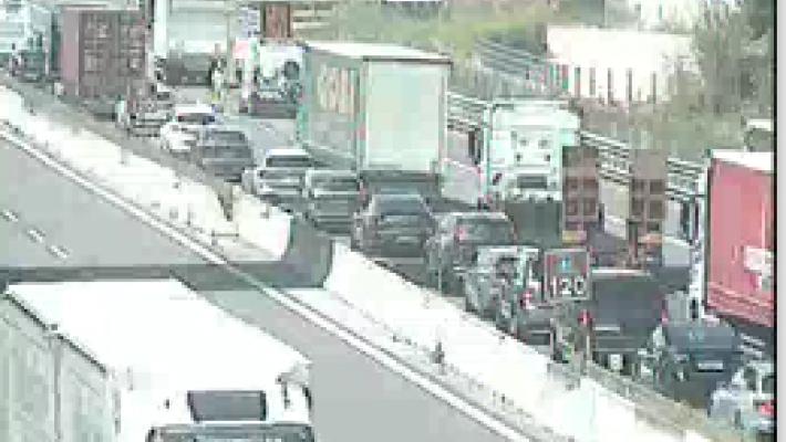 A1, due chilometri di coda per incidente fra Parma e il bivio con l'A15