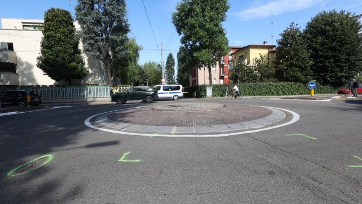 Bici elettrica investita da un'auto in via Zarotto
