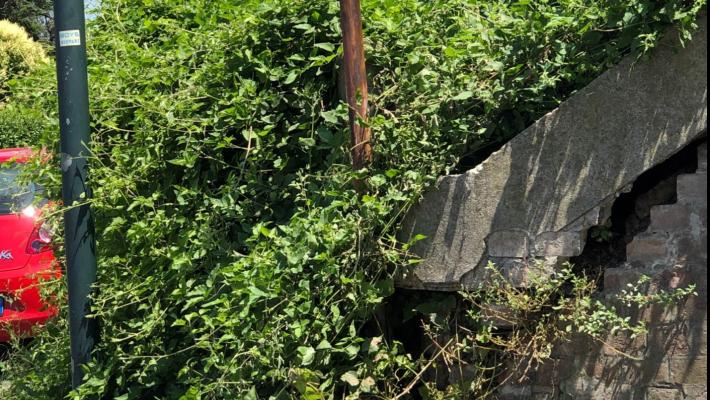 "Il muro di contenimento  del sottopasso ferroviario tra Via Bernini e Via Buffolara è pericoloso"
