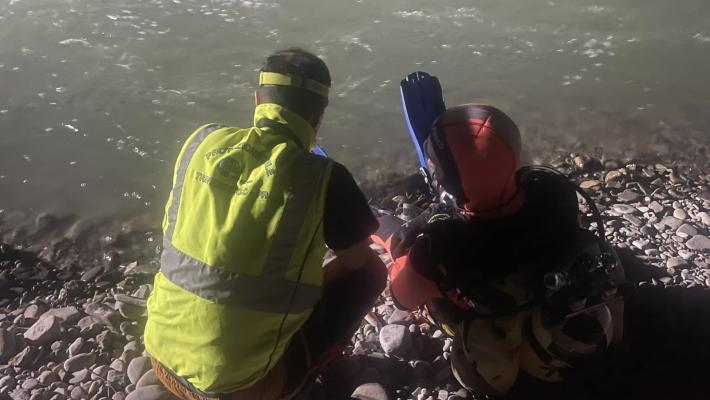 Si tuffa nel fiume Enza e non riemerge, ricerche in corso