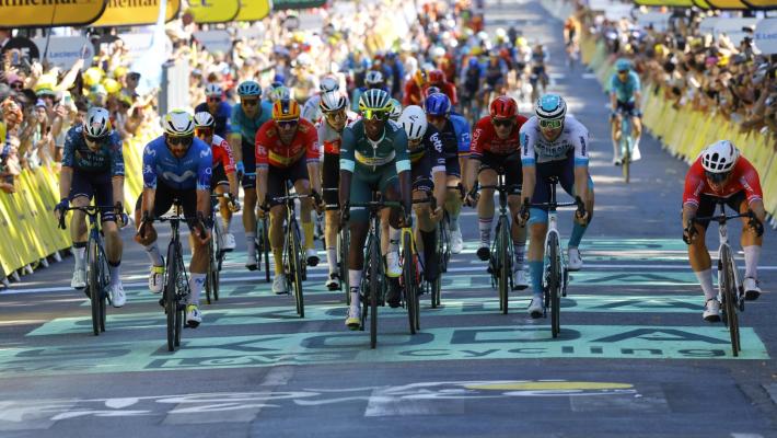 Tour de France: Groenewegen vince una volata al fotofinish. Pogacar resta in maglia gialla