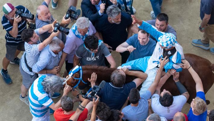 Palio di Siena: vince la contrada dell'Onda