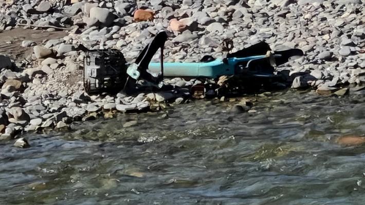 Spazzatura e un monopattino: i "regali" della piena della Parma
