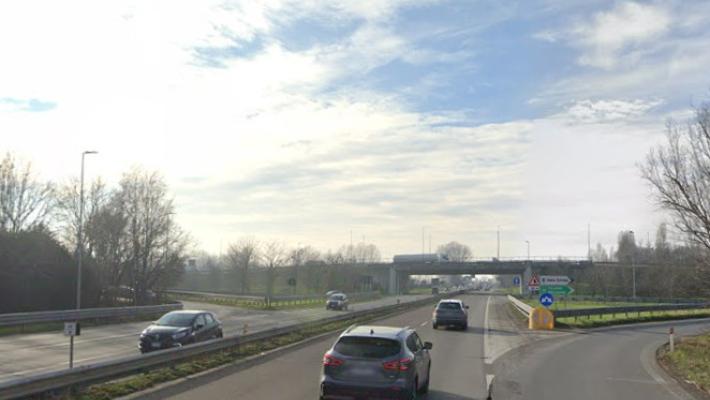 Nella notte, un motociclista cade dalla moto in tangenziale nord