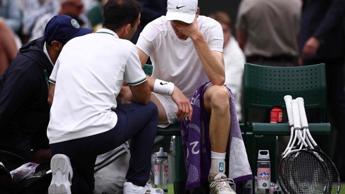 Sinner eliminato: dopo un malore perde in 5 set con Medvedev