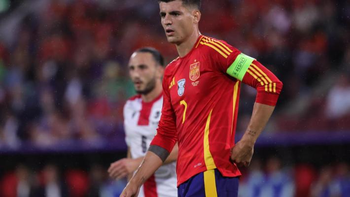 Suspense per Morata, steward lo colpisce a una gamba