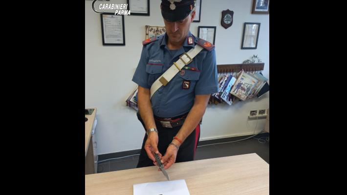 In auto, di notte a Sala Baganza, con due coltelli senza una ragione: denunciato un 35enne