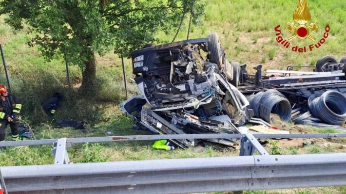 Camion si ribalta in A1 a Fidenza (verso Bologna): ci sono feriti. Lunga coda