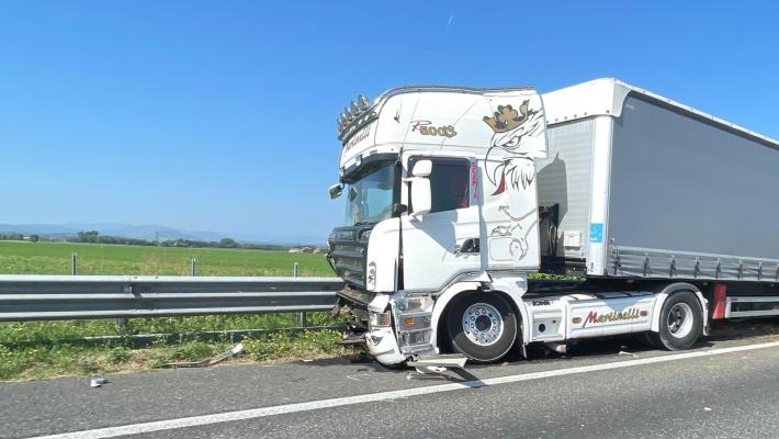 A1, tir contro il guardrail: 4 chilometri di coda tra Fiorenzuola e Fidenza 