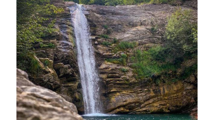 Giovane si tuffa da cascate su Appennino reggiano, è grave