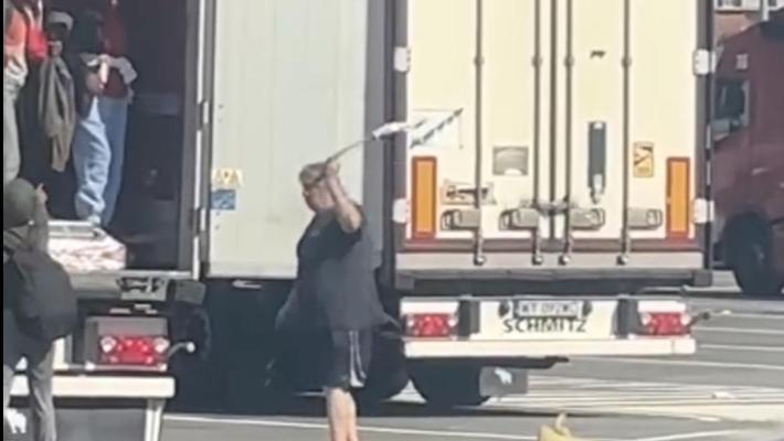 Camionista fa scendere i migranti dal tir a frustate