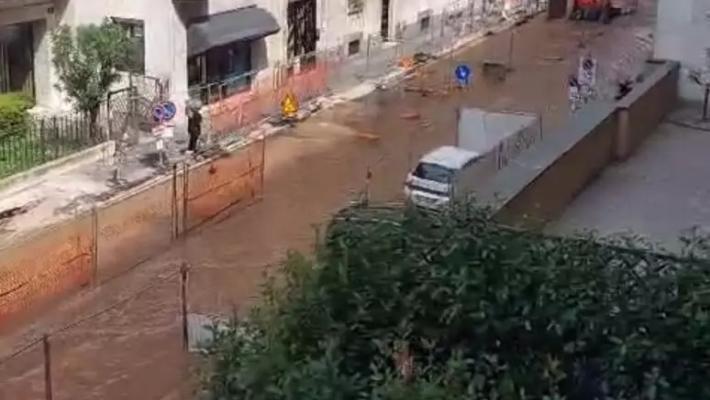 Manovra errata di un operaio, allagata una via di Milano vicino al tribunale. Senz'acqua 250 famiglie